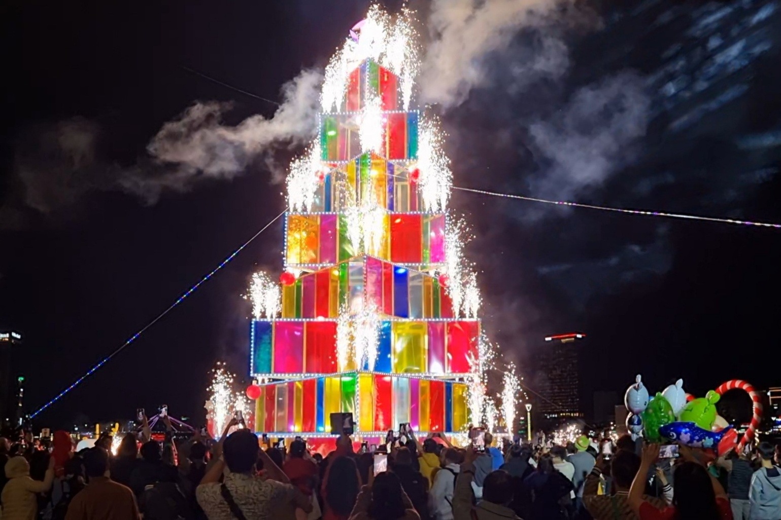 Du khach tram tro nhin cay thong khong lo thap sang o Da Nang hinh anh