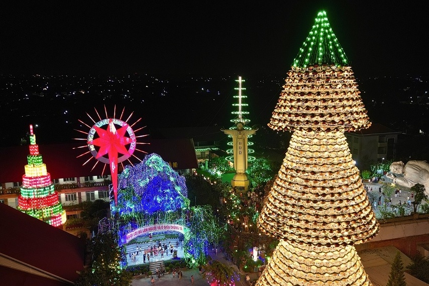 Khach tram tro ngam cay thong ket tu 3.800 non la o Dong Nai hinh anh