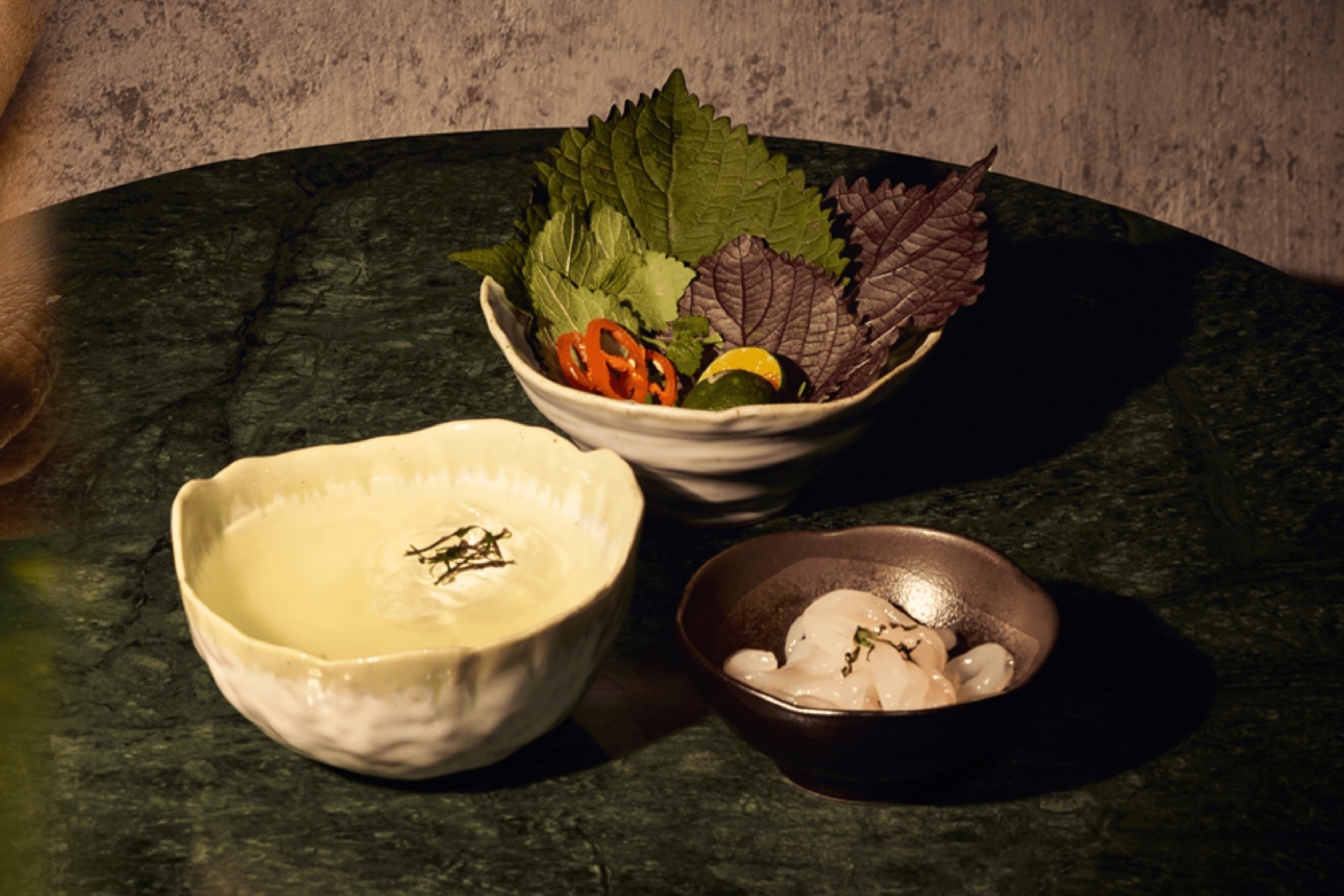 Cocktail vi bun cha, thit trau gac bep o quan bar Ha Noi hinh anh