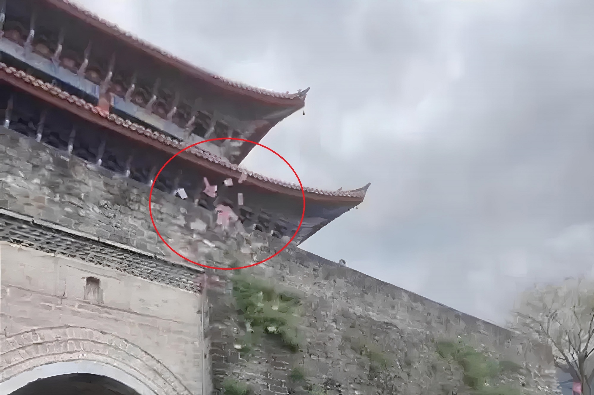 Du khach vung xap tien gay nao loan thanh co Trung Quoc hinh anh