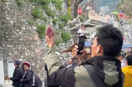 Du khach nem tien tung toe tren noc thanh co o Trung Quoc hinh anh