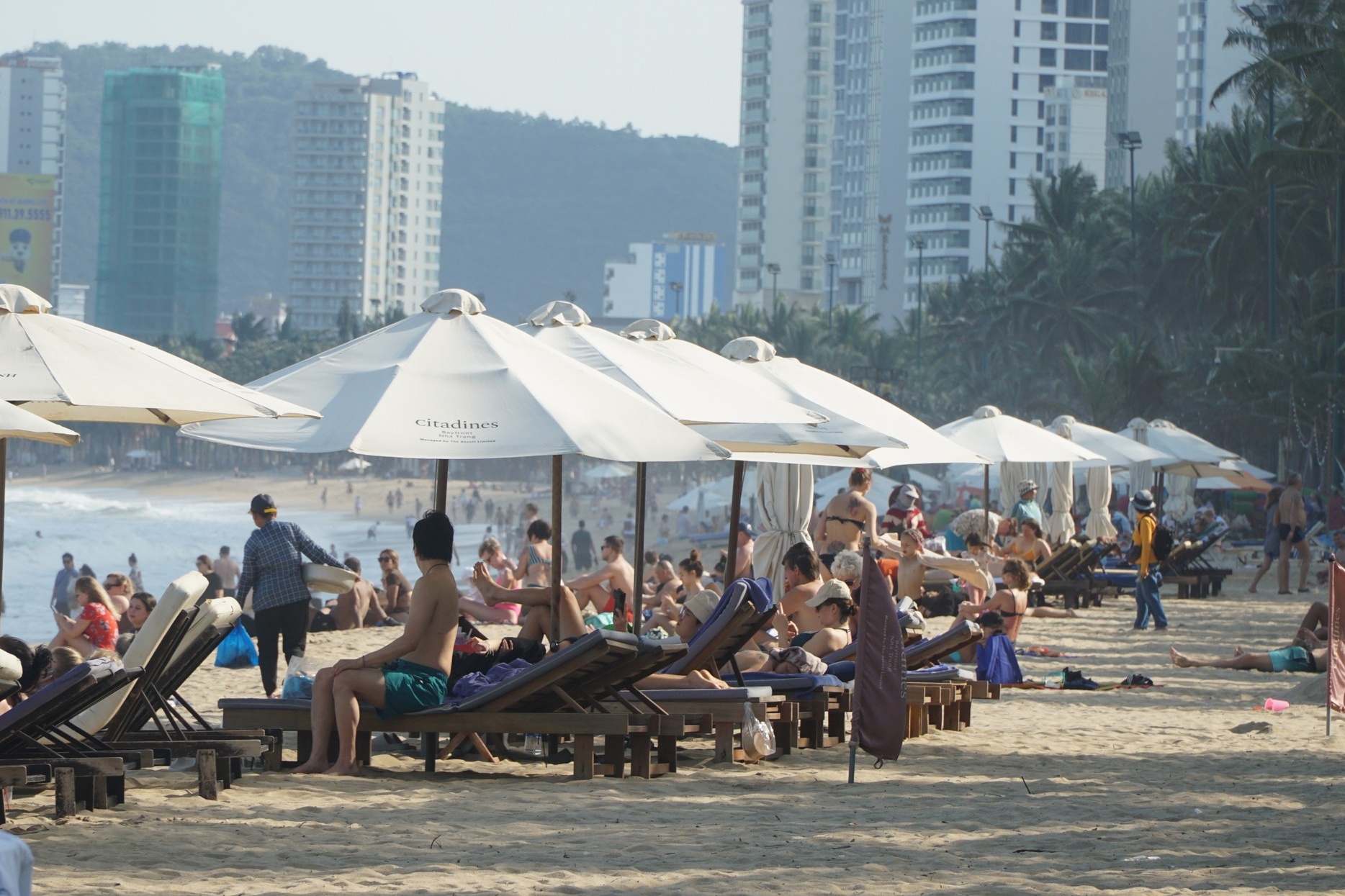 Ghe du 'chiem het' bai bien Nha Trang hinh anh