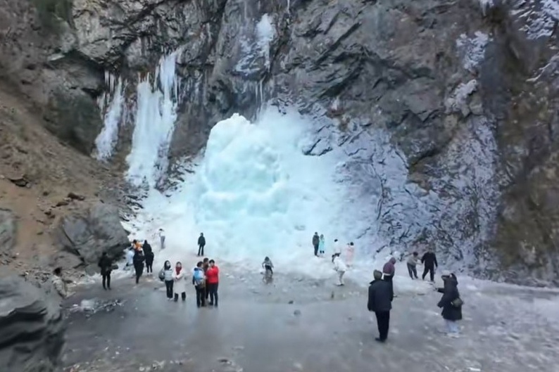 Thac bang Trung Quoc do sap, du khach hot hoang bo chay hinh anh