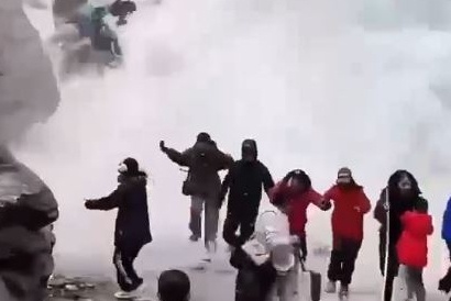 Du khach chay tan loan vi thac bang Trung Quoc bat ngo do sap hinh anh