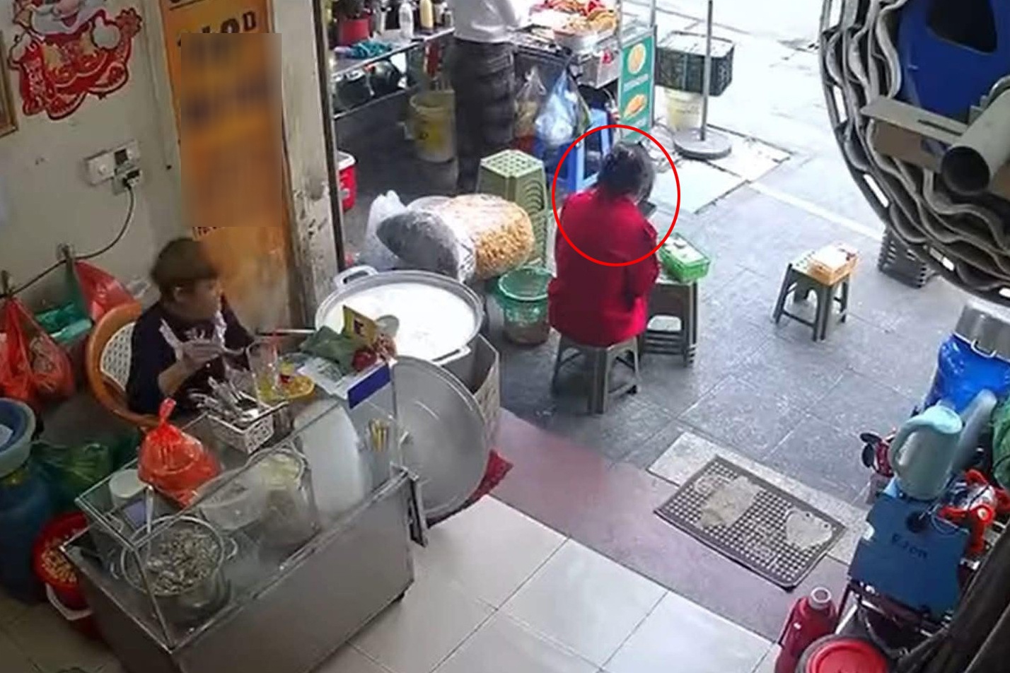 Xon xao chu quan chao suon danh khach o Ha Noi hinh anh