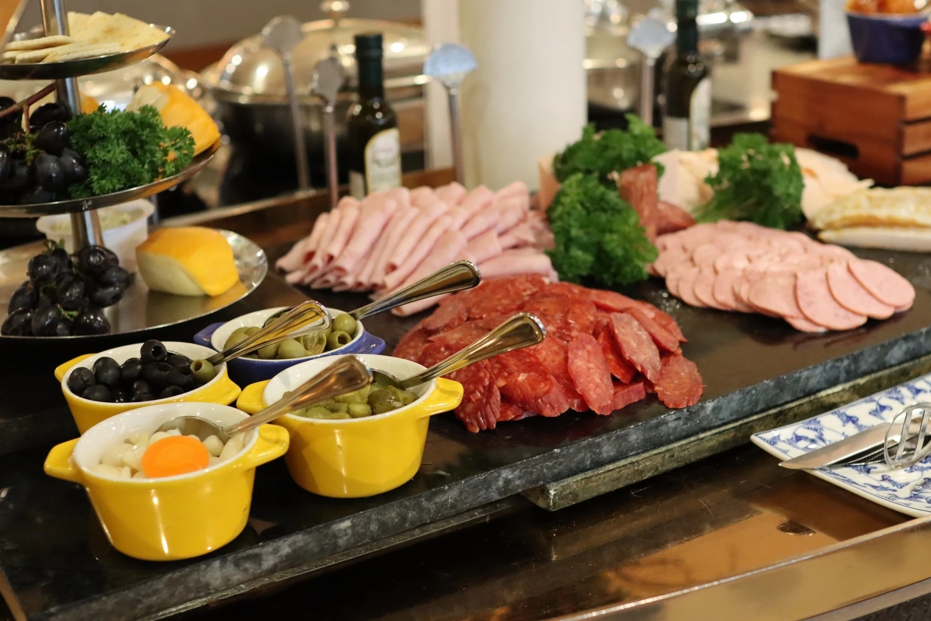 Du khach thich khach san phai gom bua sang hinh anh