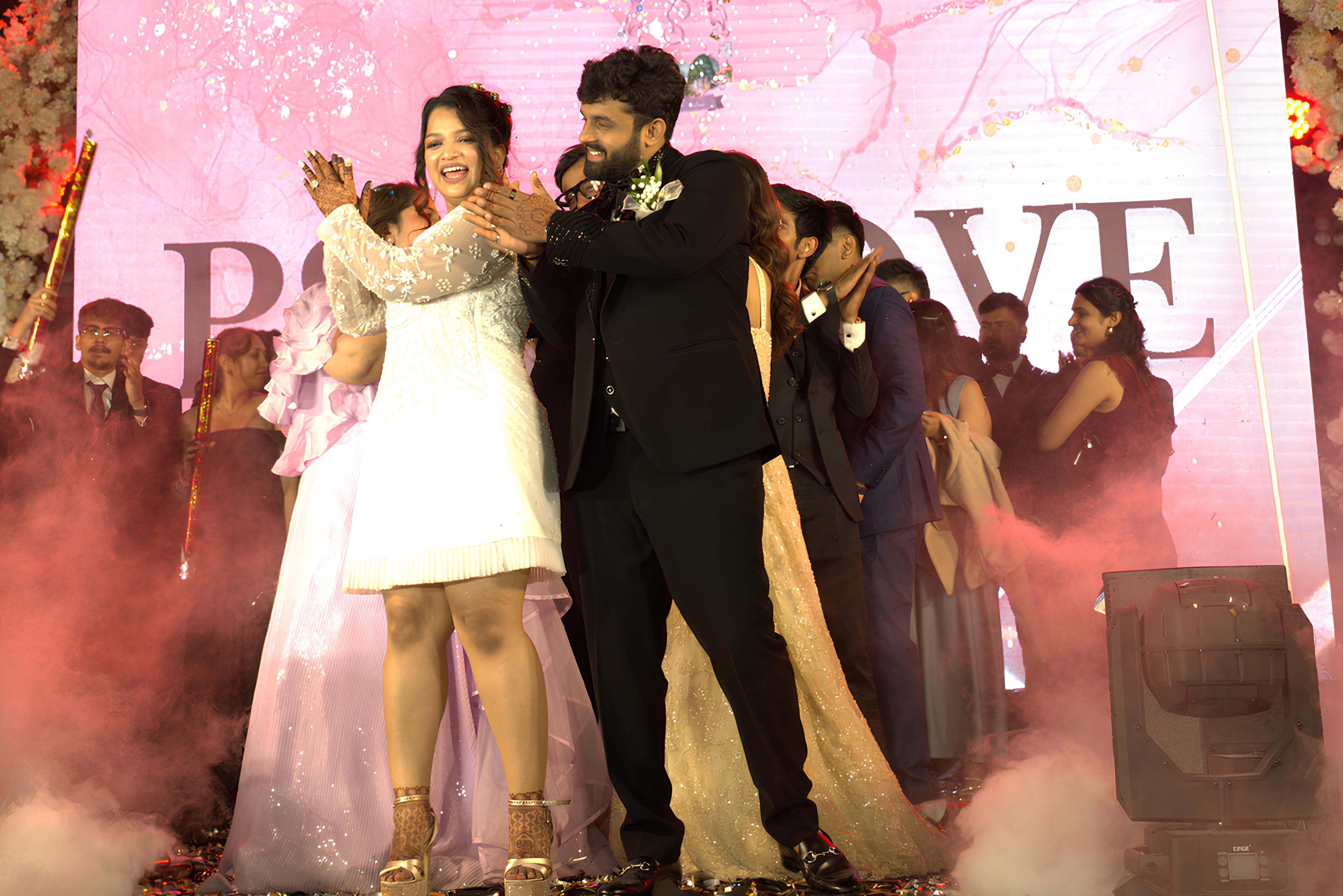 Ty phu An Do to chuc dam cuoi 600 khach tren du thuyen Ha Long hinh anh