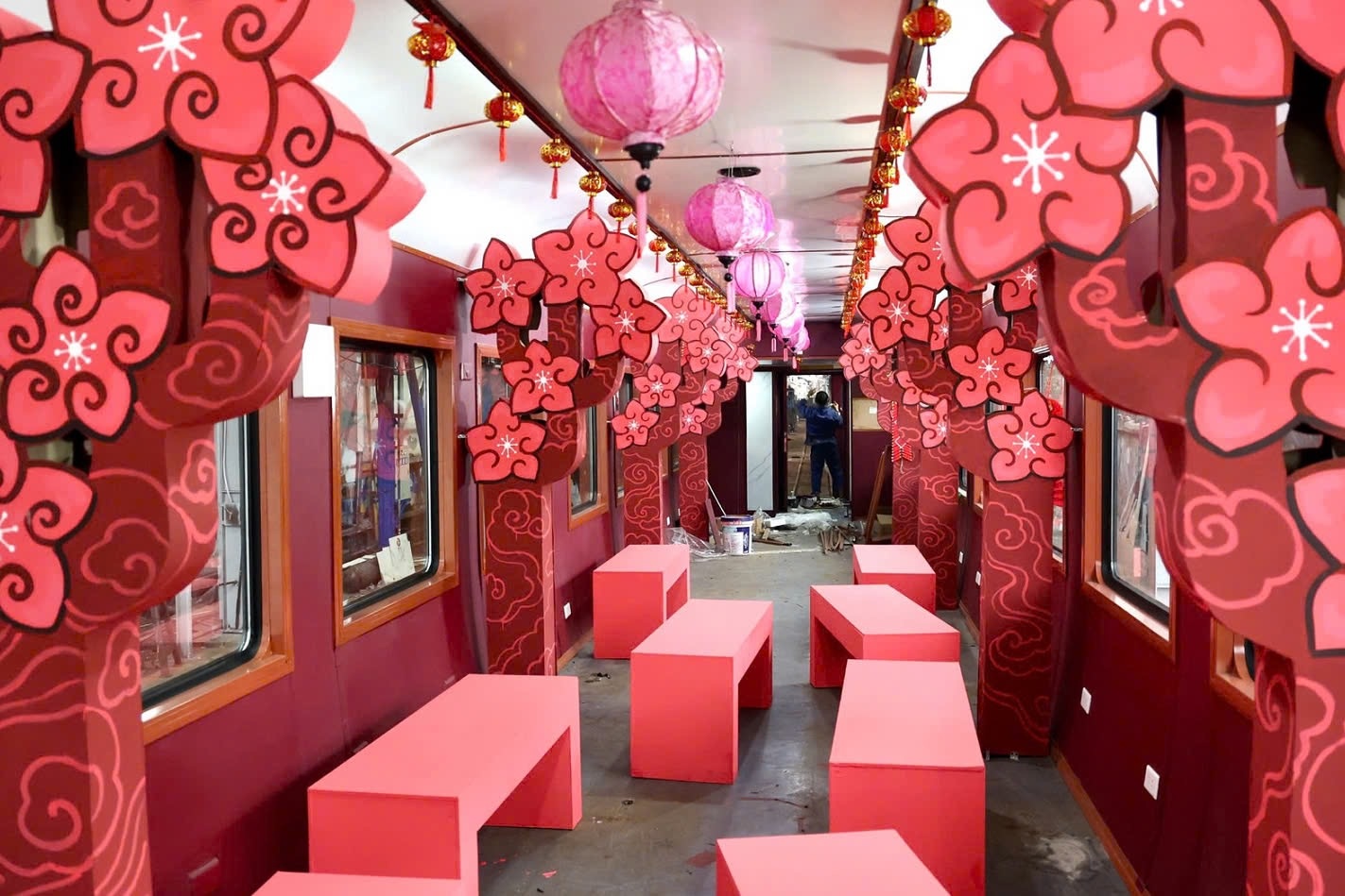 Ben trong chuyen tau Tet dep ruc ro chay xuyen giao thua hinh anh