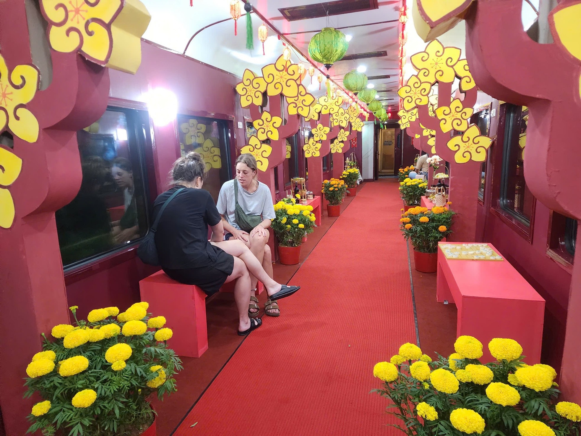 Gan 1.000 nguoi di 'chuyen tau xuan' vao TP.HCM dem giao thua hinh anh