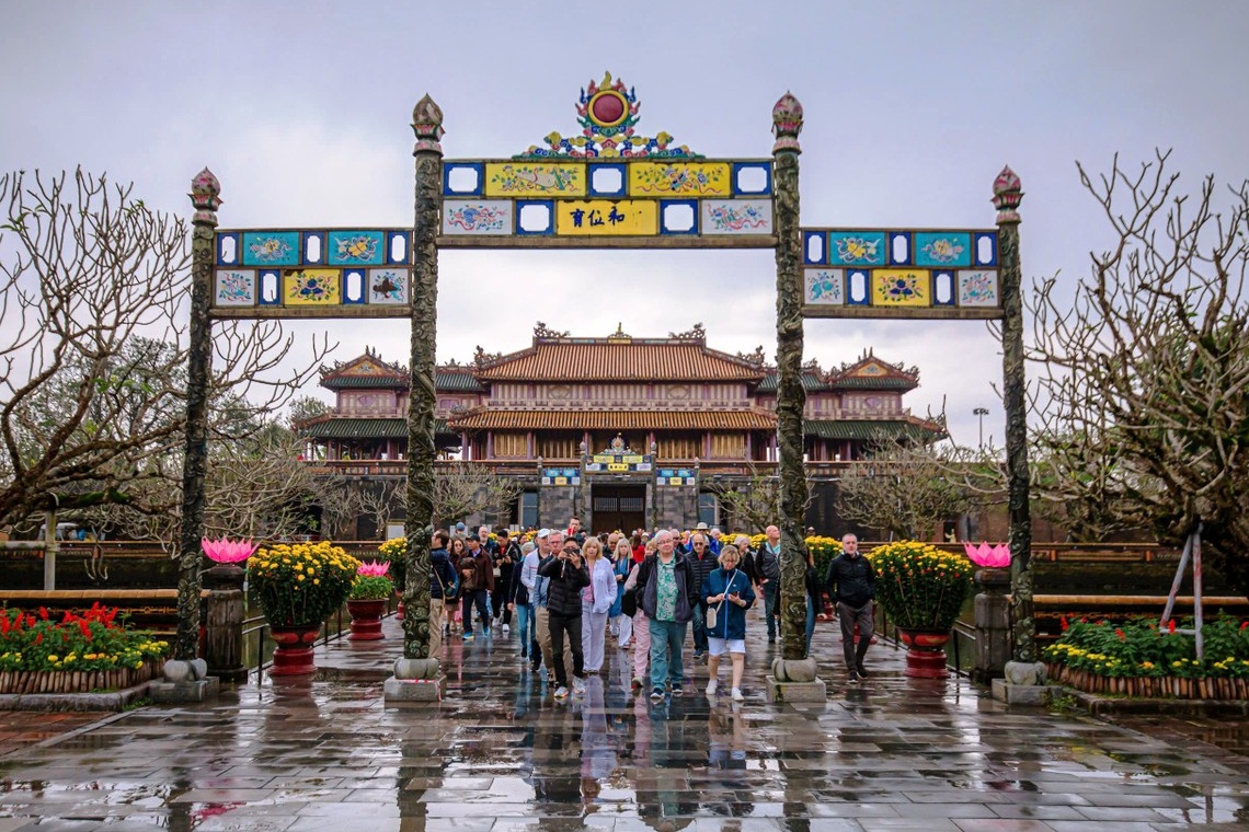 Du khach doi mua ret tham quan co do Hue ngay Tet hinh anh