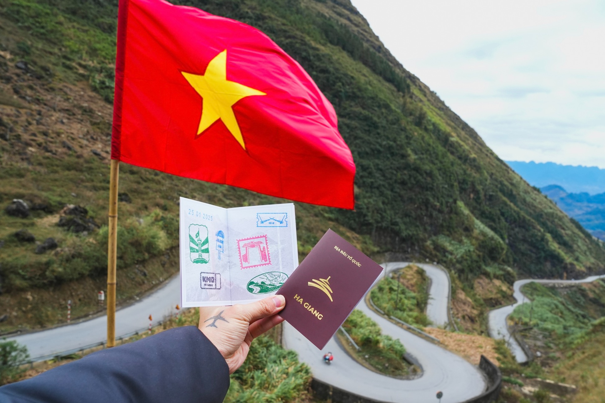 Ron rang du lich 'san' dau moc o Ha Giang hinh anh