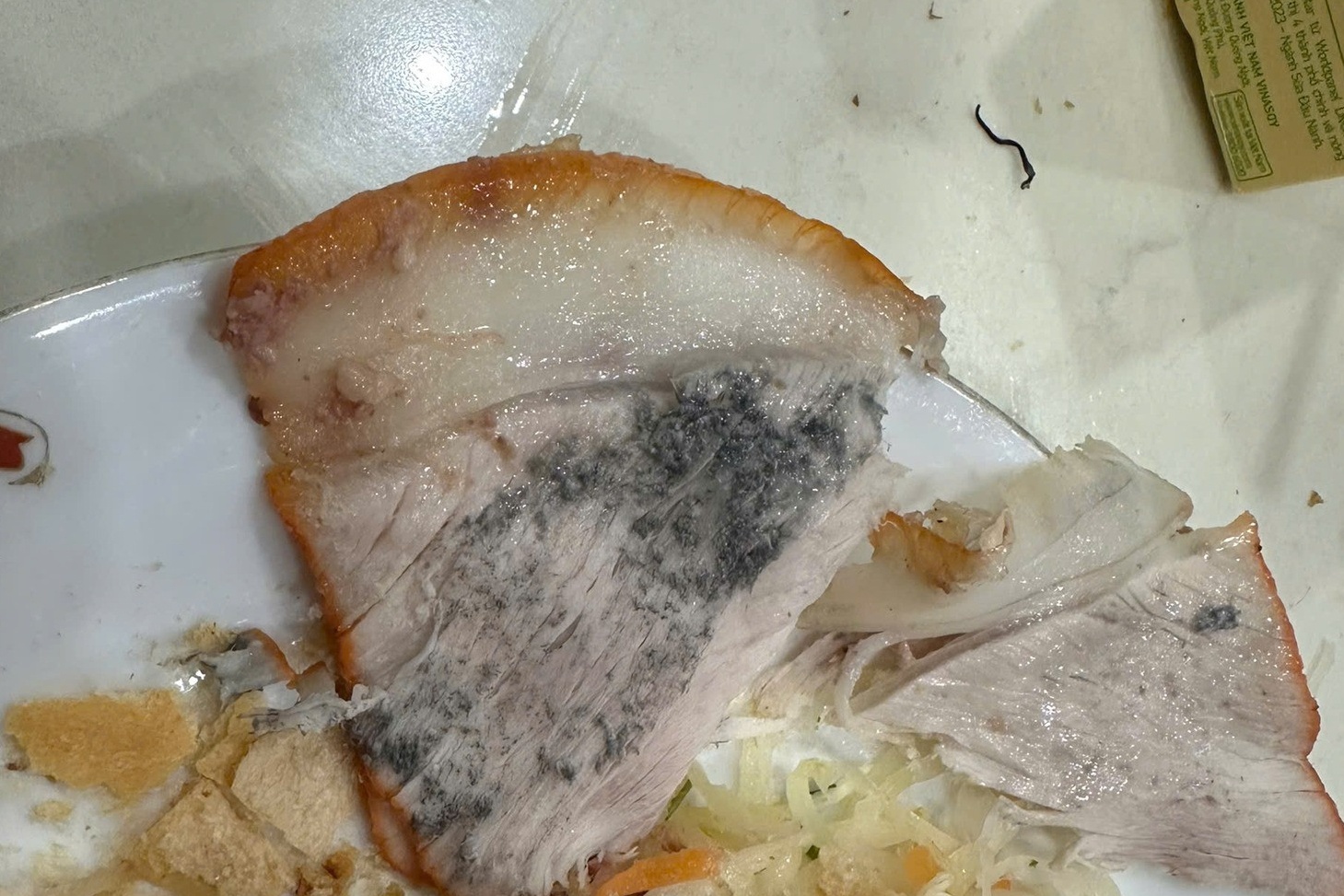 Quan banh mi o Ha Noi bi to ban 'thit moc den' hinh anh