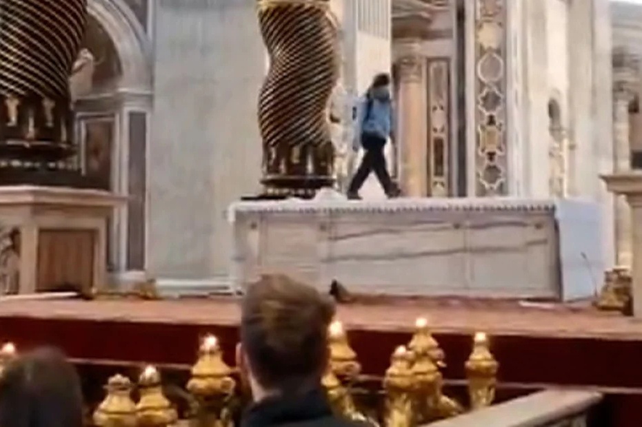 Man nhay nhot gay soc tai nha tho Vatican hinh anh