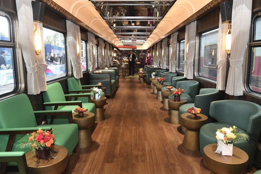 Nguoi tre het tien, Trung Quoc 'keo' nguoi gia di du lich hinh anh