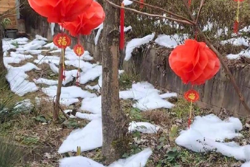 Khach 'khong noi len loi' nhin tuyet lam tu bong gon tai Trung Quoc hinh anh