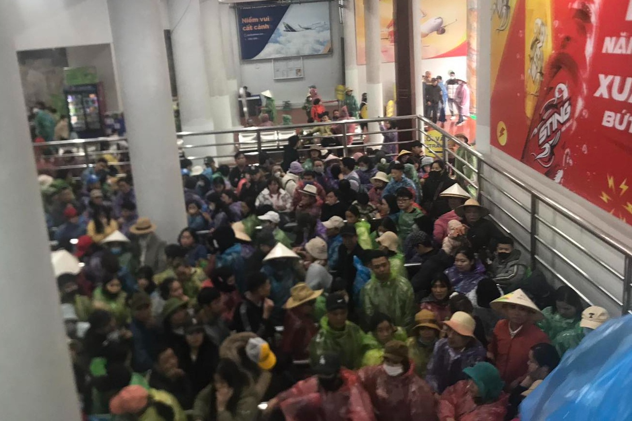 Khach dong kin chua Huong dip cuoi tuan hinh anh