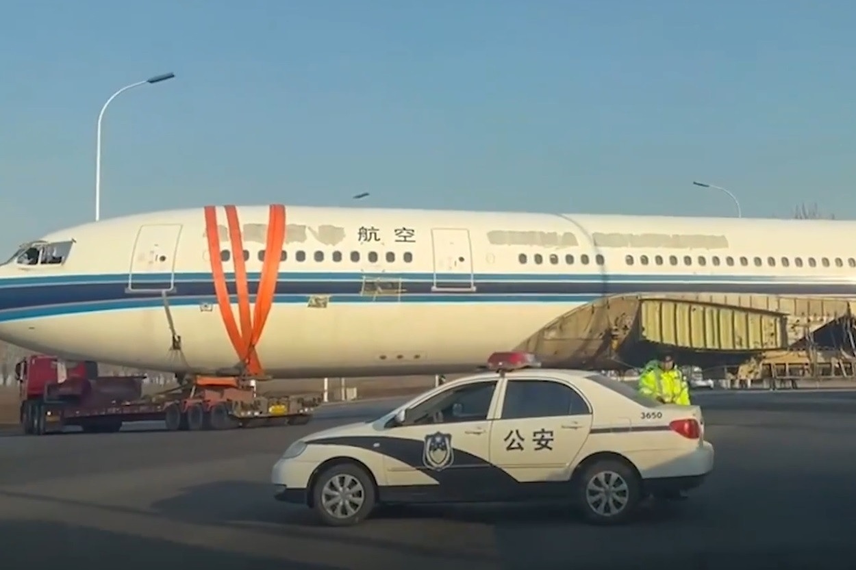 Thuc hu may bay di tren cao toc gay tac duong o Trung Quoc hinh anh