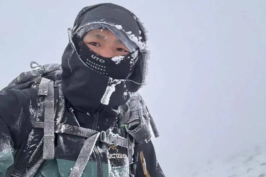 Chang trai sinh ton bang kem danh rang khi leo bo nui tuyet Trung Quoc hinh anh