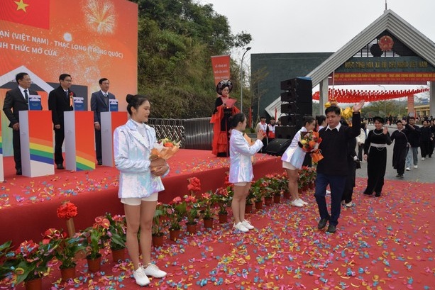 Mo cua khau o Cao Bang cho phep du lich qua Trung Quoc hinh anh