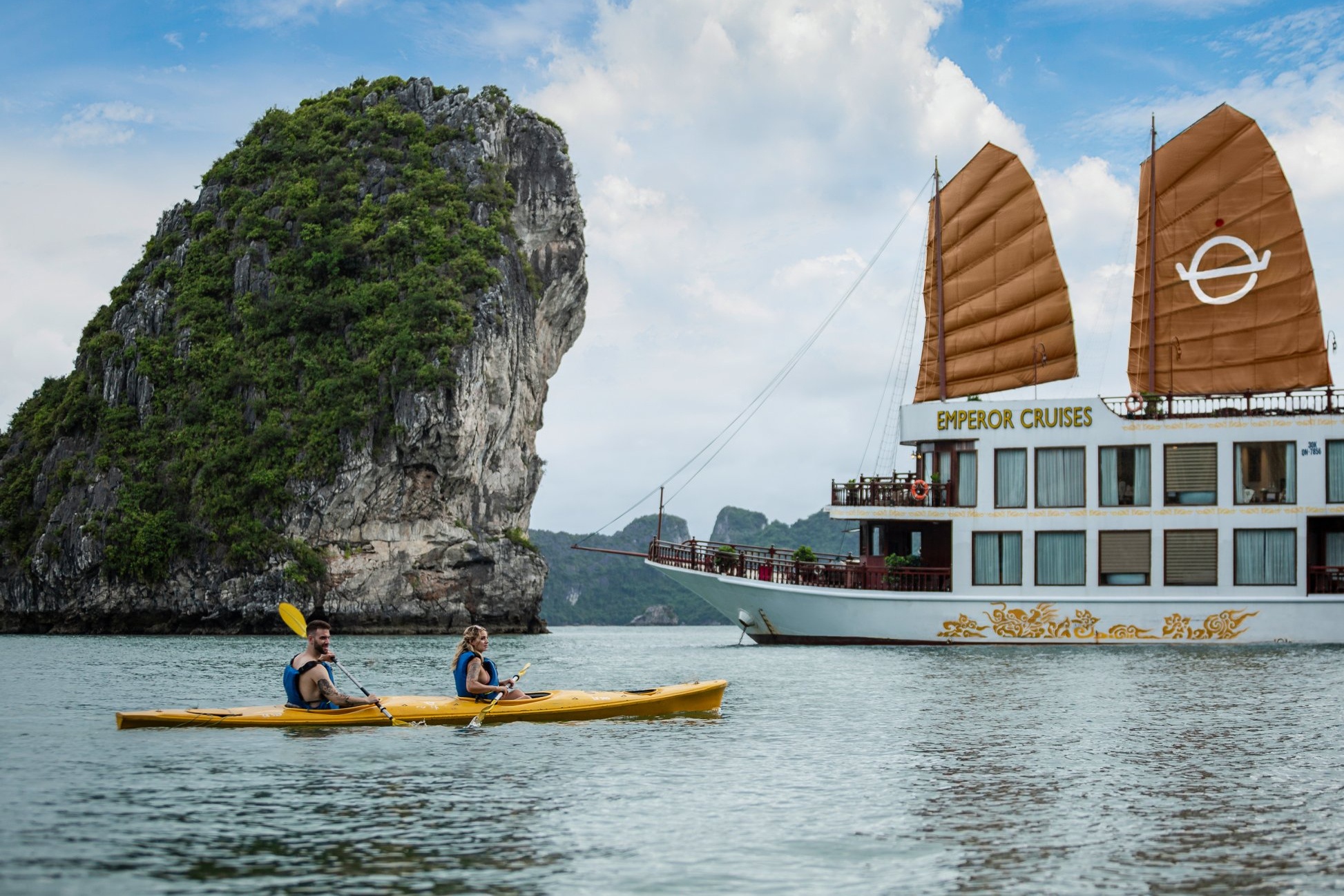 Thu bo sung phi tham quan vinh Ha Long hinh anh