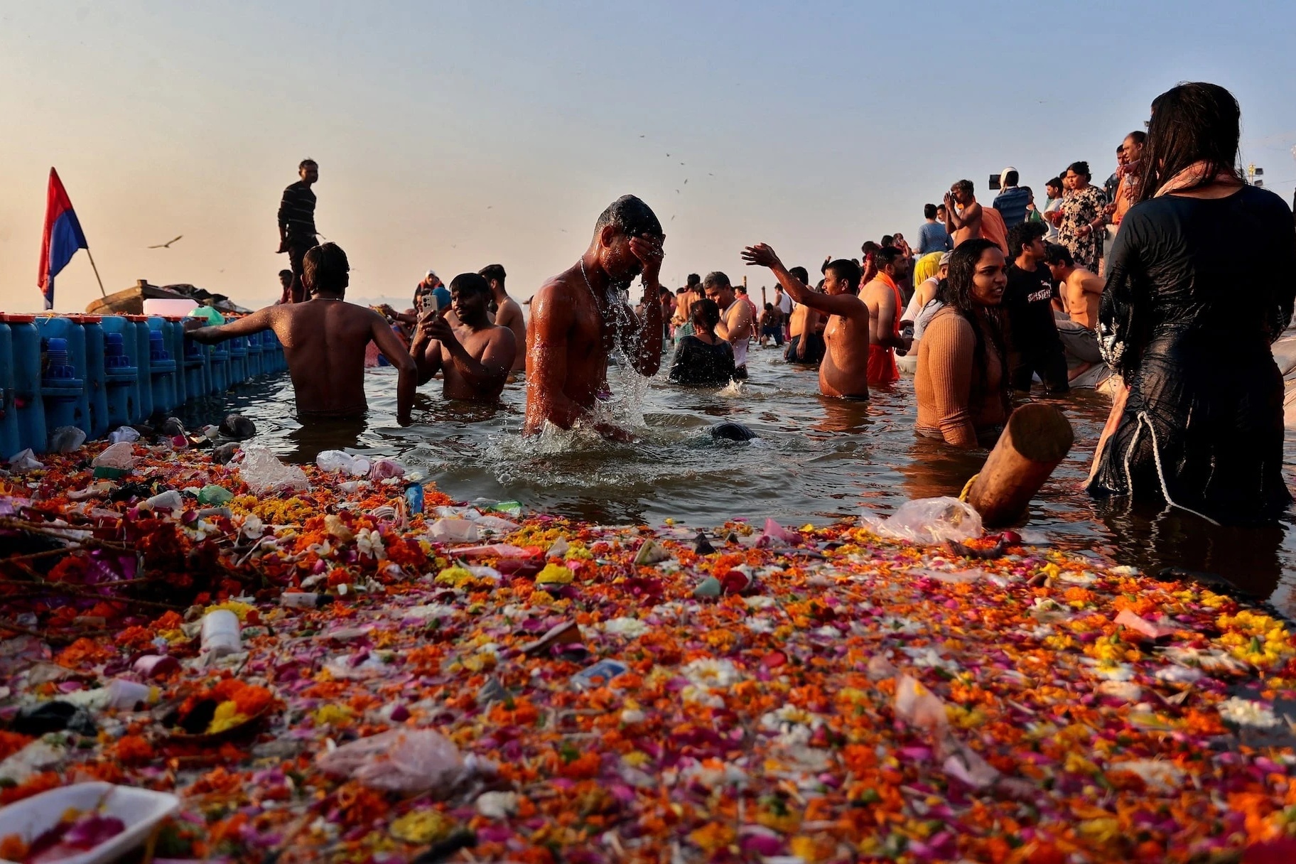 Quan quat don 20.000 tan rac tai le hoi dong nhat hanh tinh hinh anh