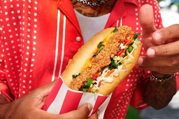 Tranh cai mon banh mi nhan ga ran tai KFC hinh anh