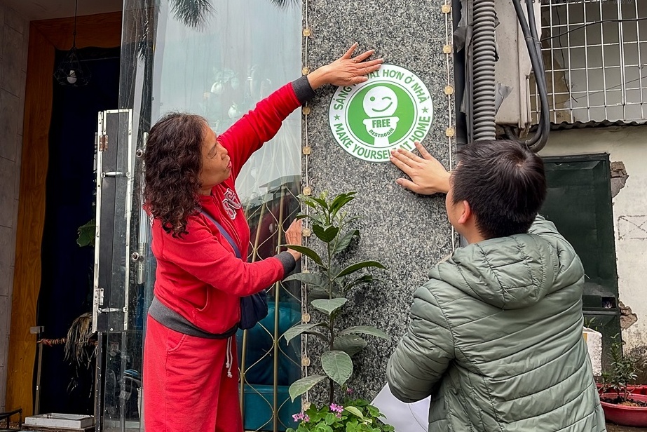 Thi diem nha ve sinh mien phi tai nhieu hang quan Ha Noi hinh anh