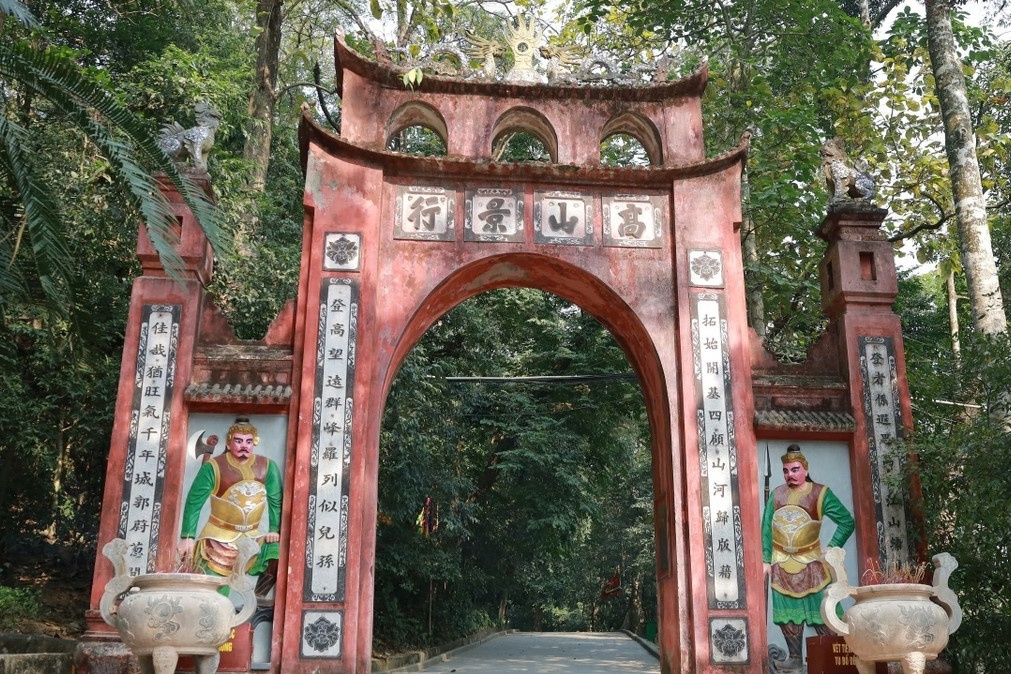 Ben trong den Hung truoc ngay gio To hinh anh