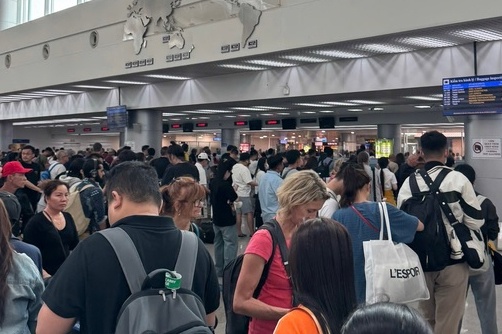 Nhieu chuyen bay den/di tu Tan Son Nhat, Con Dao bi han che hinh anh