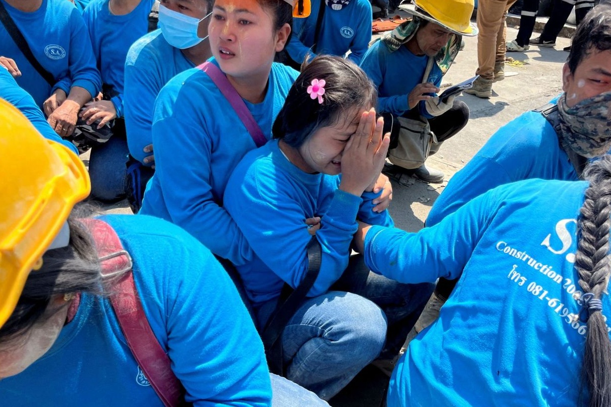 Khach du lich khoc thet, thao chay tai Thai Lan sau tran dong dat hinh anh