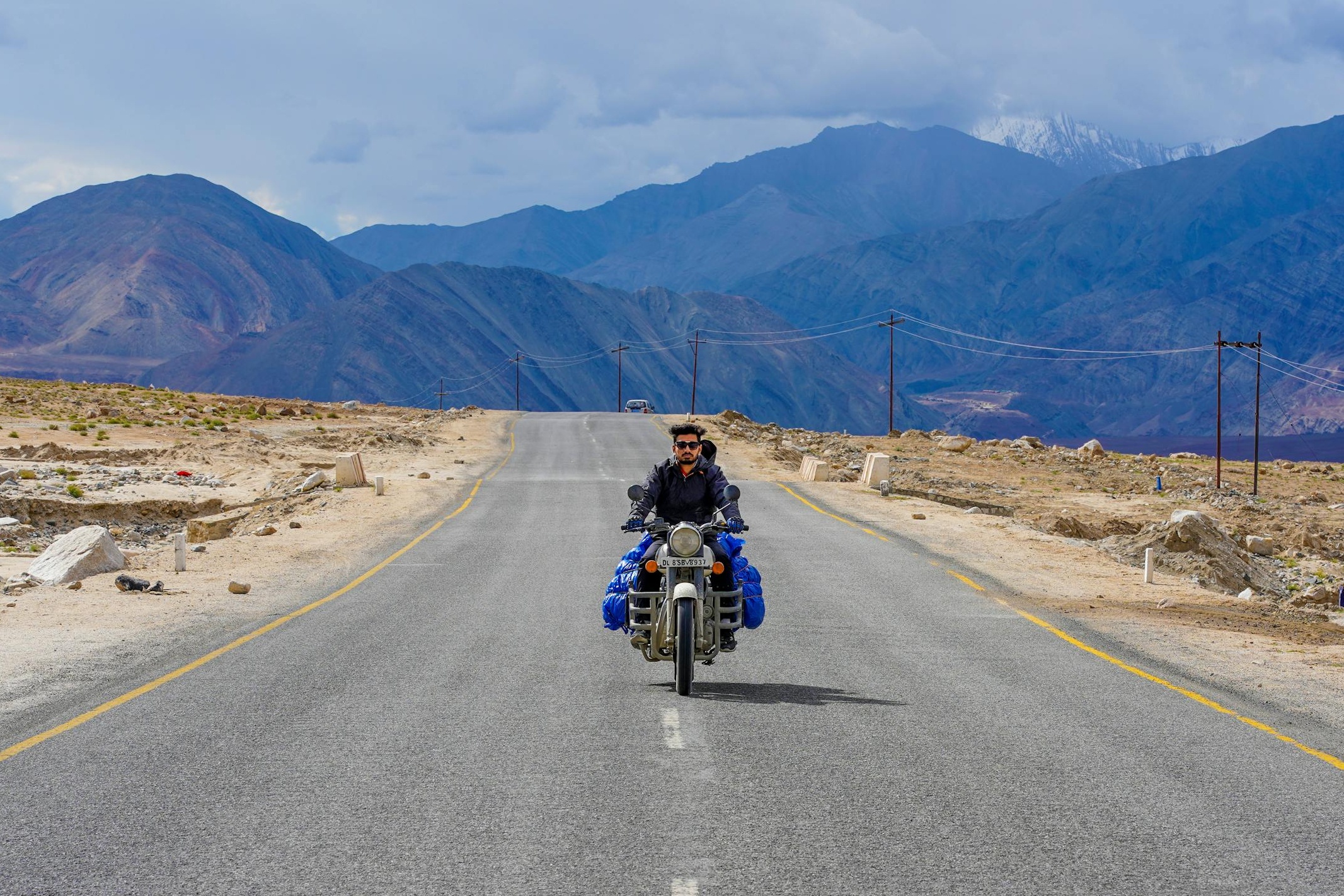 Ngon doi xe tat may van tu leo doc tai An Do hinh anh