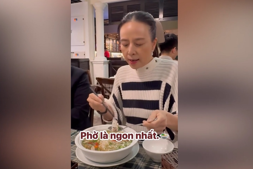 Madam Pang gat gu khen pho ga san bay Noi Bai hinh anh