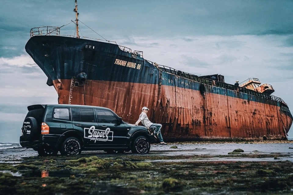 Cam khach chay xe, leo treo gan tau 'song ao' Ninh Thuan hinh anh