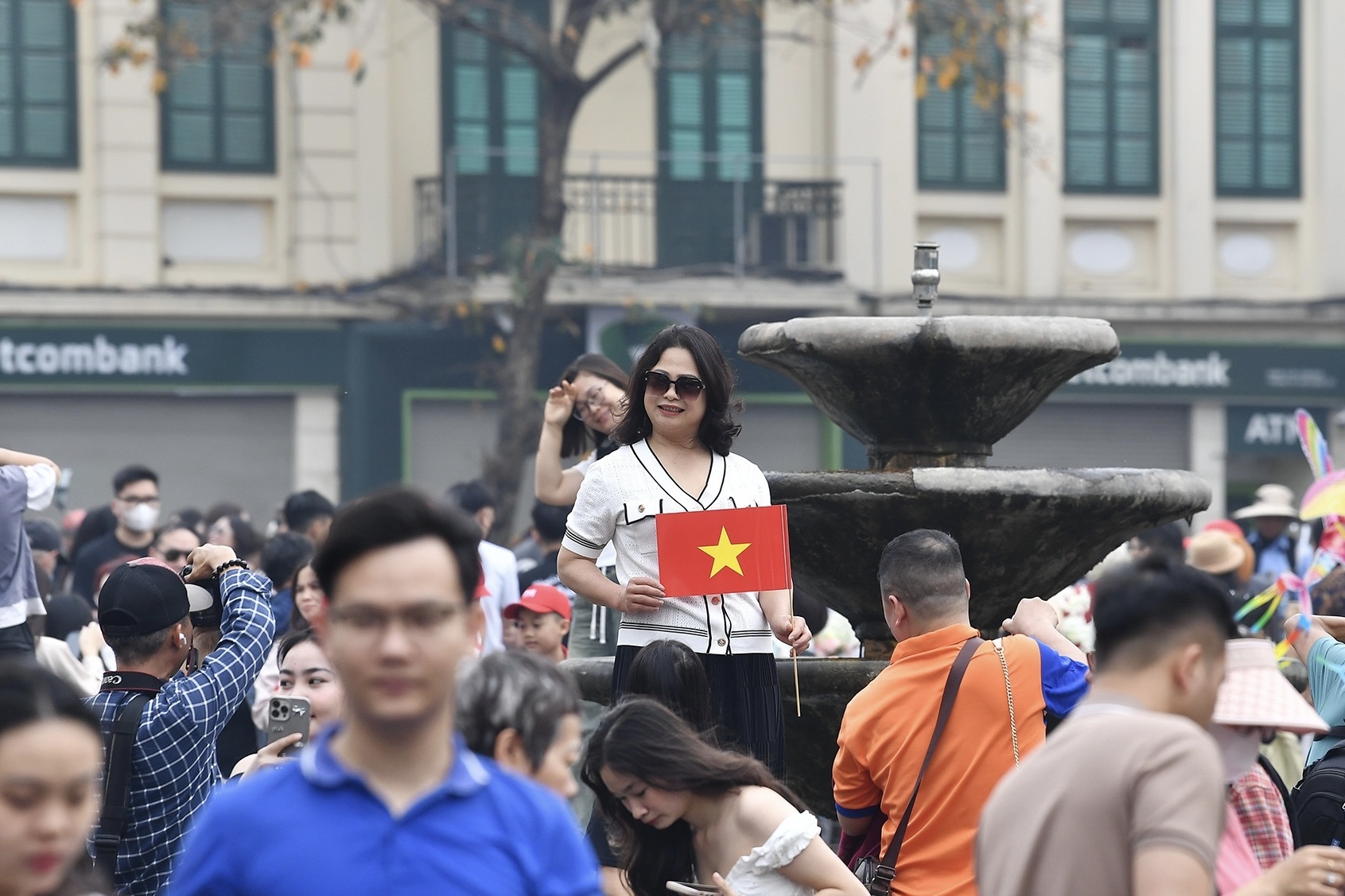 Luong nguoi do ve Ham ca map dong gap boi sau tin don 'mai pha do' hinh anh