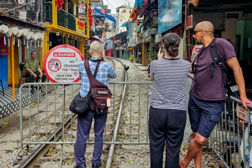Ha Noi ap dung 'Vanh dai an toan duong sat' tren pho ca phe duong tau hinh anh