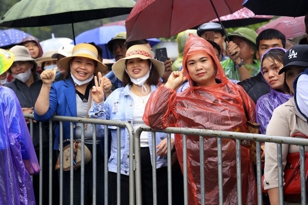 Doi mua, hanh huong ve Den Hung ngay chinh hoi hinh anh