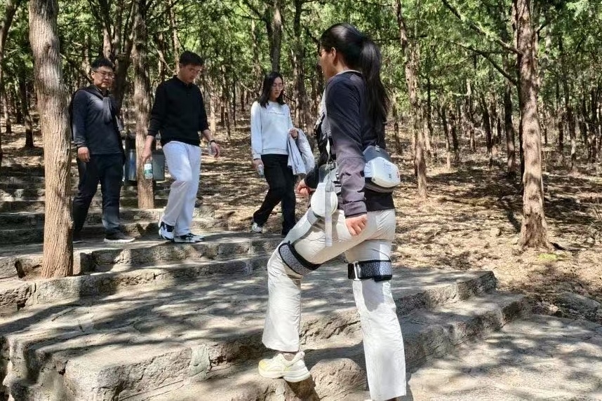 Robot 'phu song' tai loat khu du lich Trung Quoc hinh anh