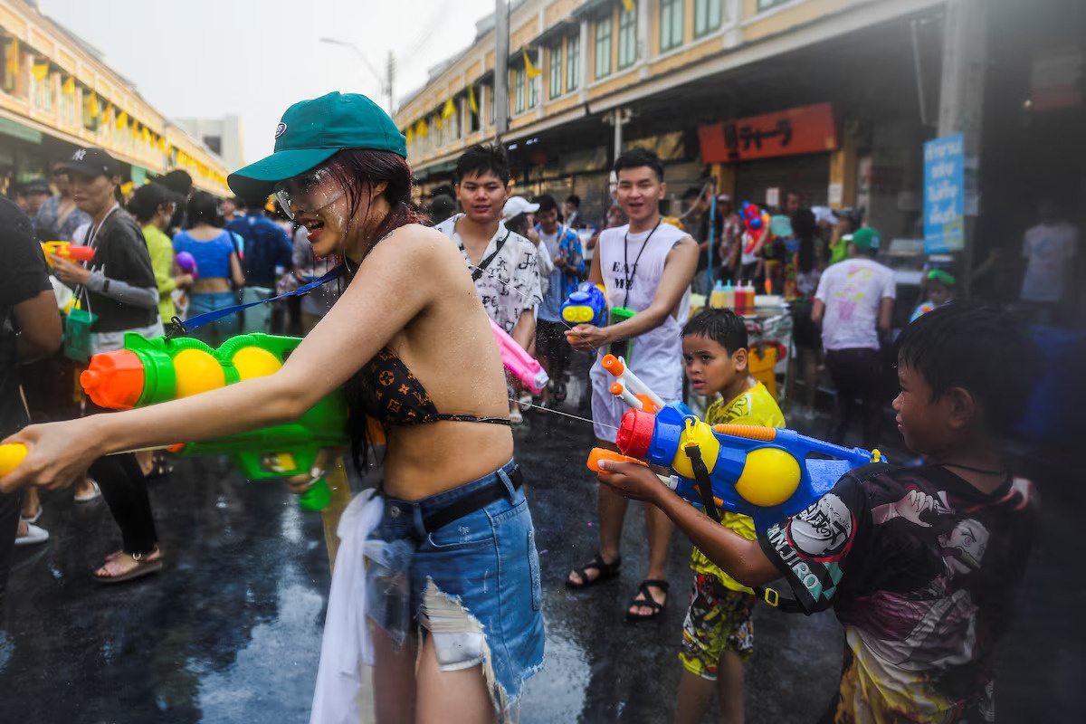 Choi Tet Songkran nhu nguoi ban dia tai Thai Lan hinh anh