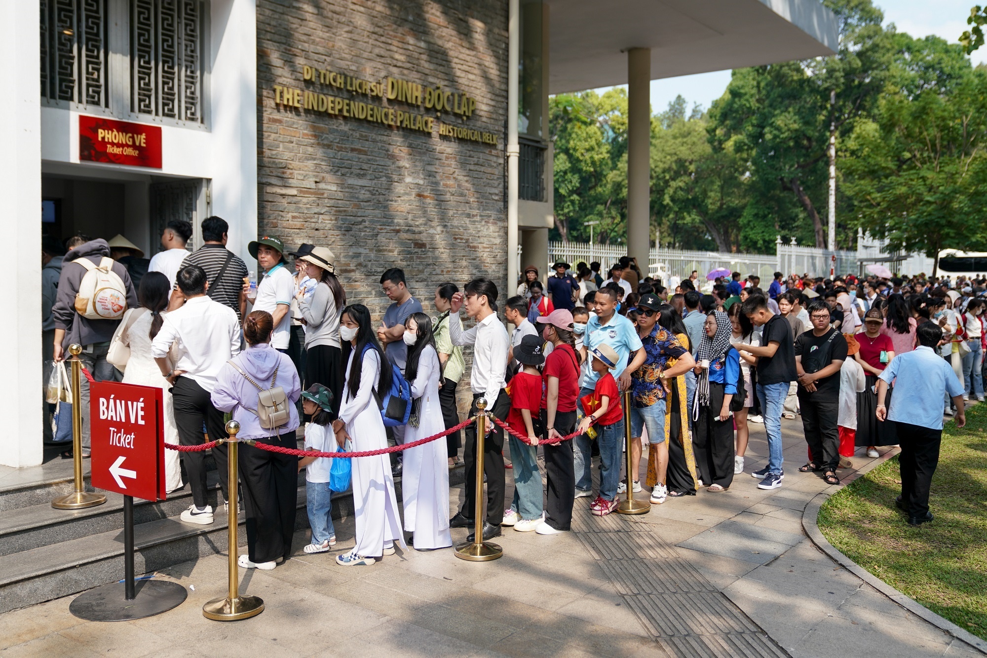 Dinh Doc Lap dong nghet khach truoc le 30/4 hinh anh