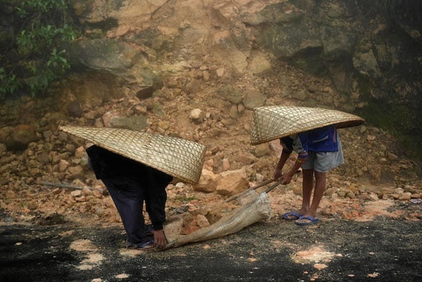 Ben trong ngoi lang am uot nhat hanh tinh hinh anh