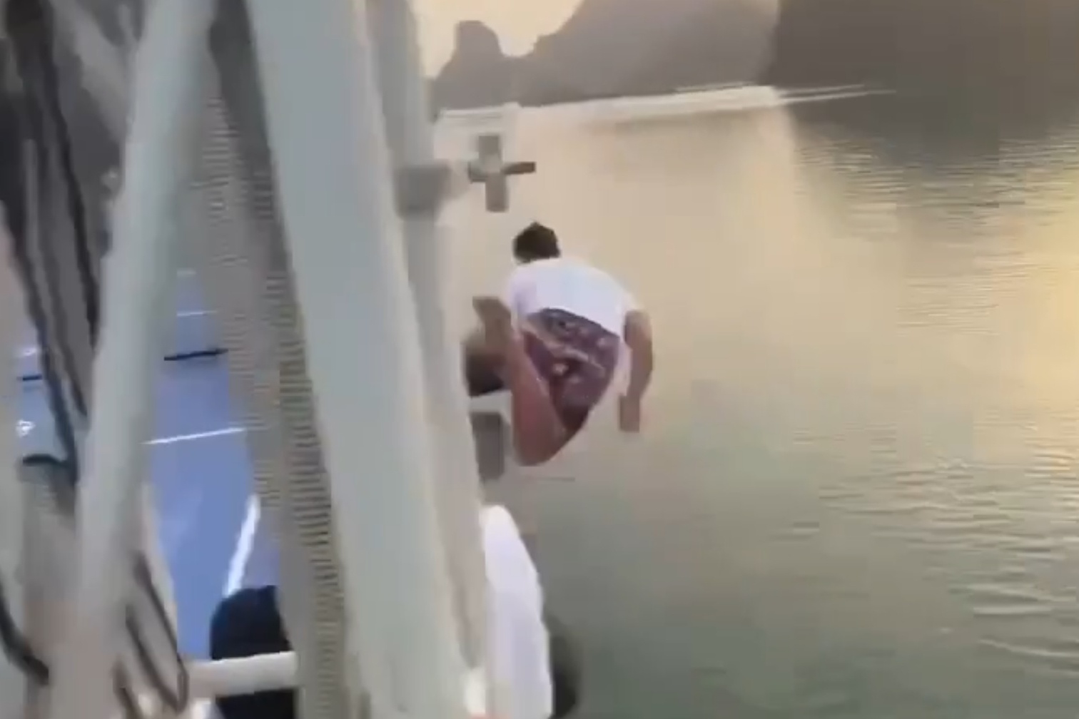 Lao xuong bien khi dang choi pickleball tren du thuyen o vinh Ha Long hinh anh