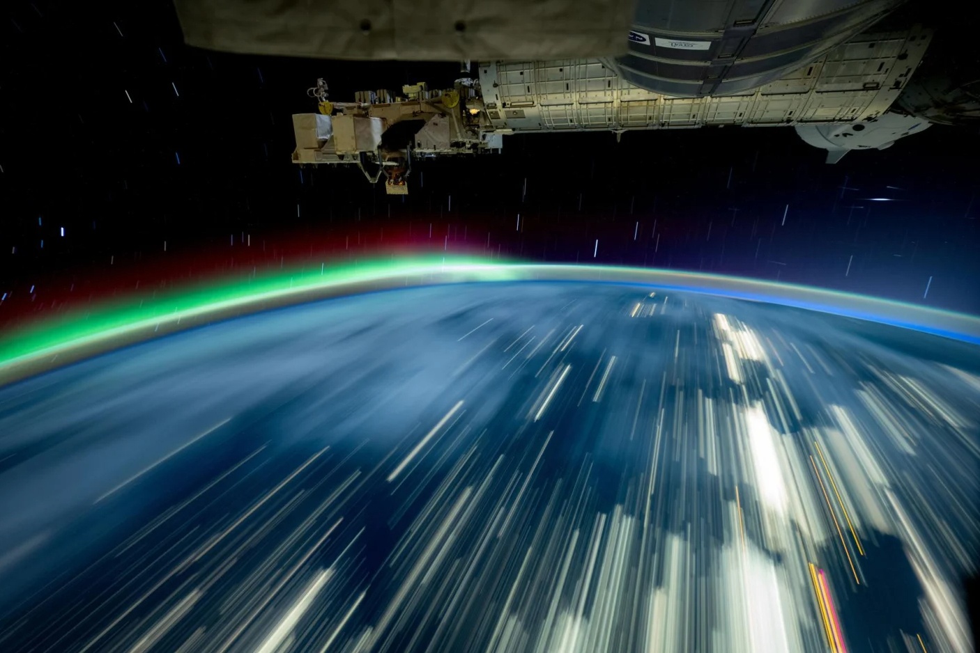 Canh vu tru ky dieu qua ong kinh phi hanh gia hinh anh