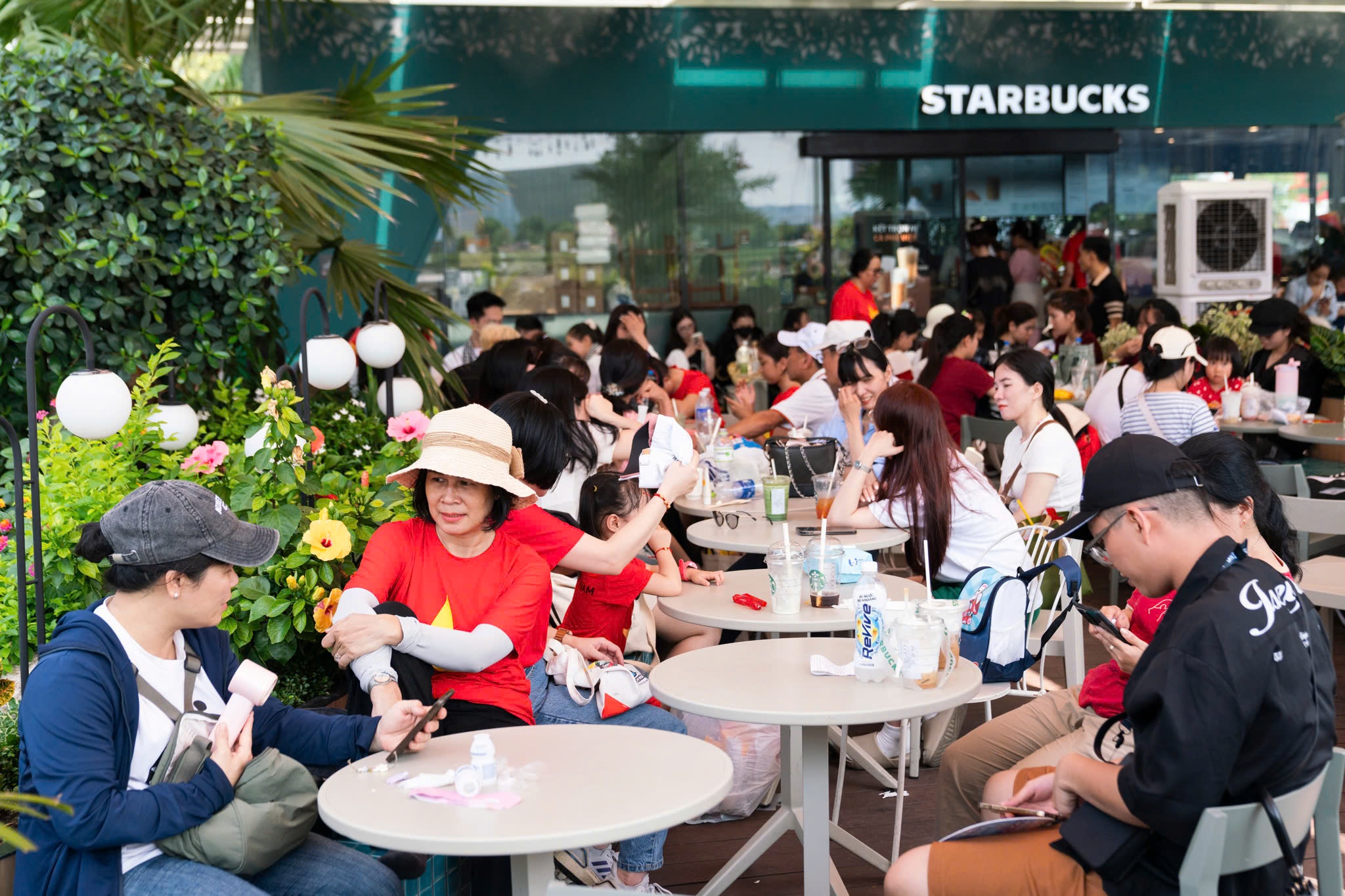 Hang quan gan pho di bo Nguyen Hue dong nghin nghit sau tong duyet hinh anh