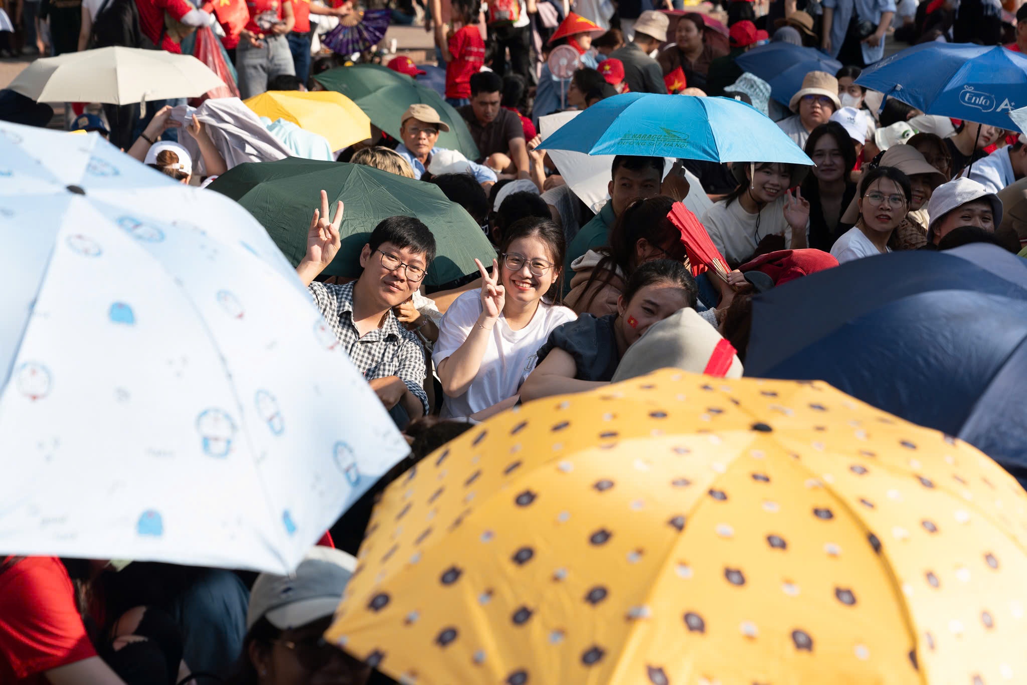 Nguoi dan che du, chia nhau nuoc mat xem tong duyet dieu binh hinh anh
