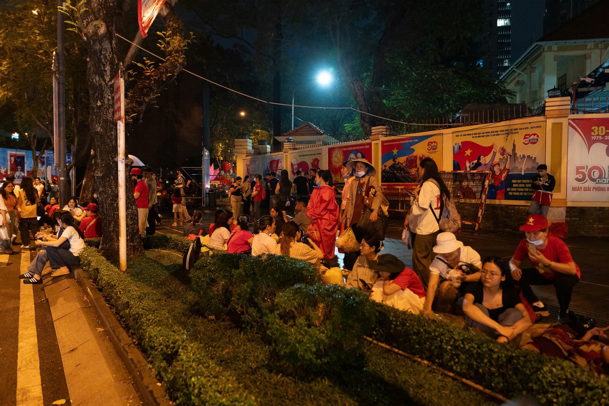 Nguoi dan ngoi kin duong cho doi xem dieu binh sang 27/4 hinh anh