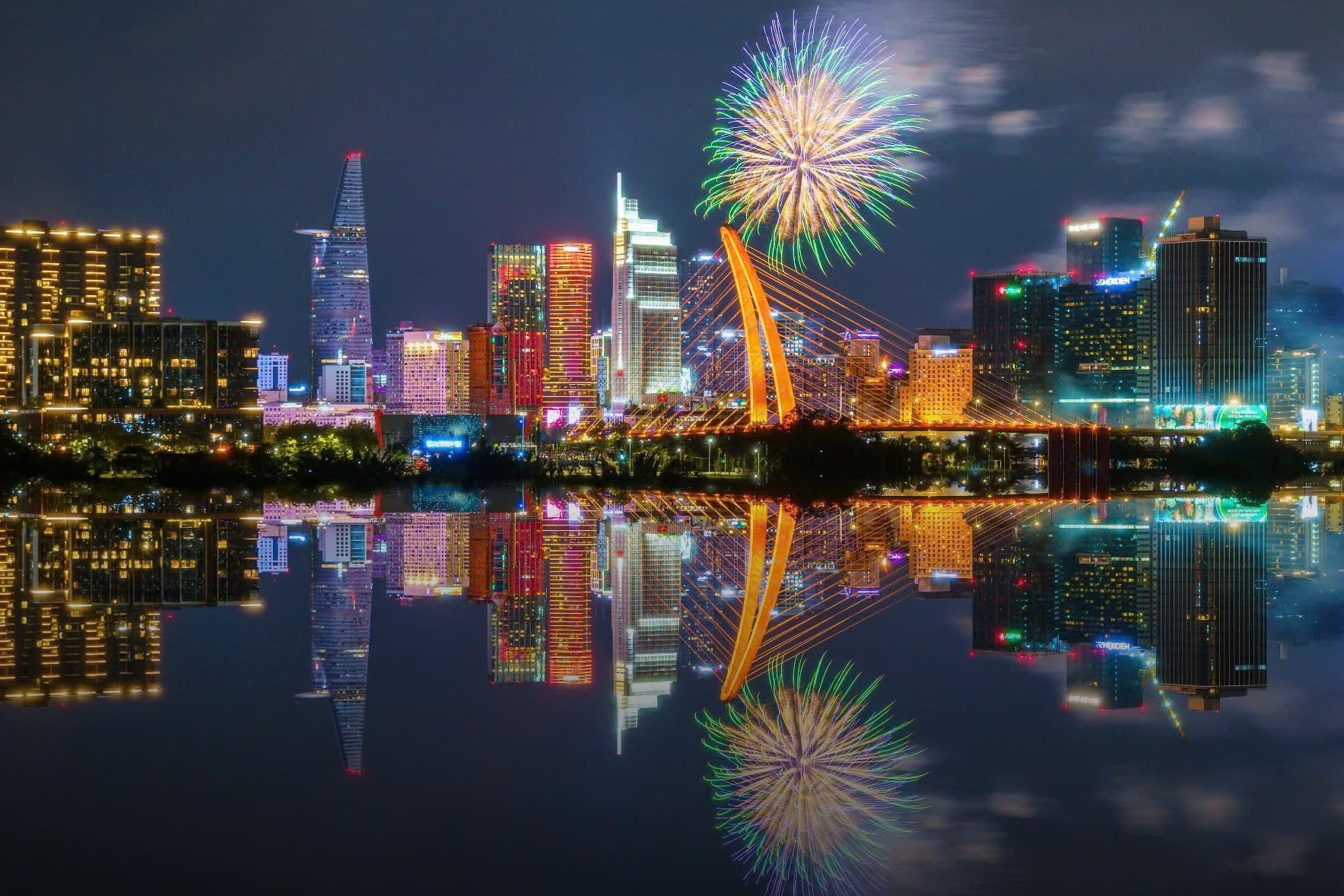 Phao hoa lai thap sang bau troi TP.HCM truoc them 30/4 hinh anh