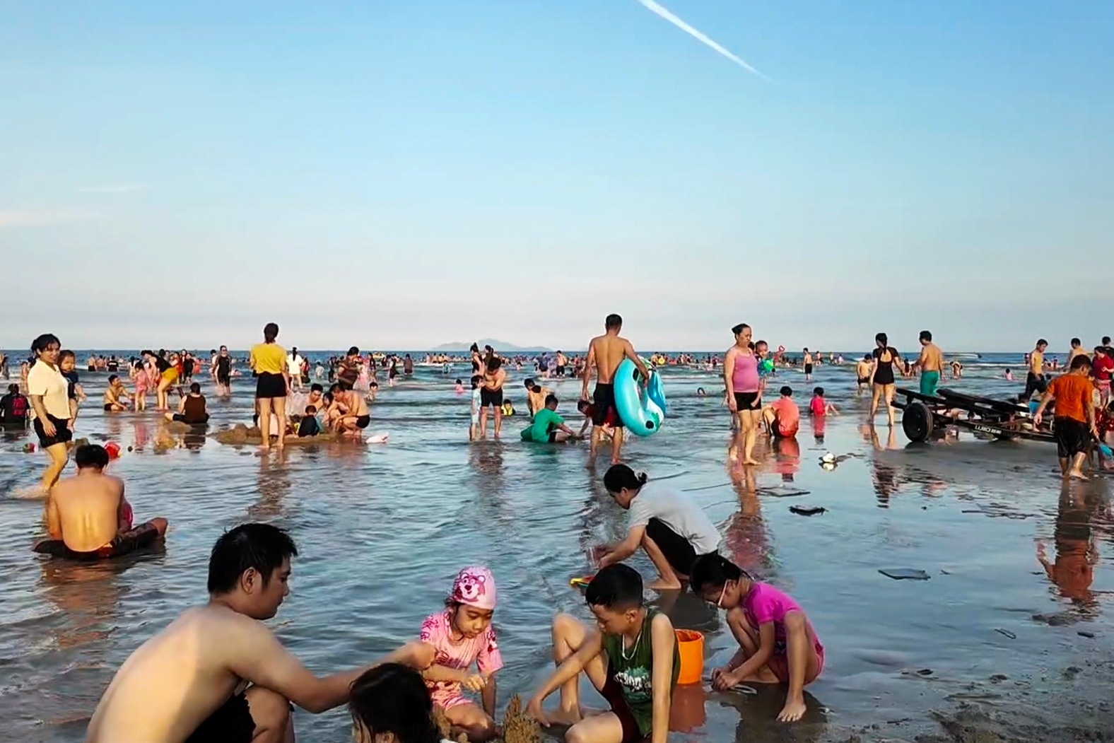 Bien Da Nang dong nghit nguoi 'tron nong' hinh anh