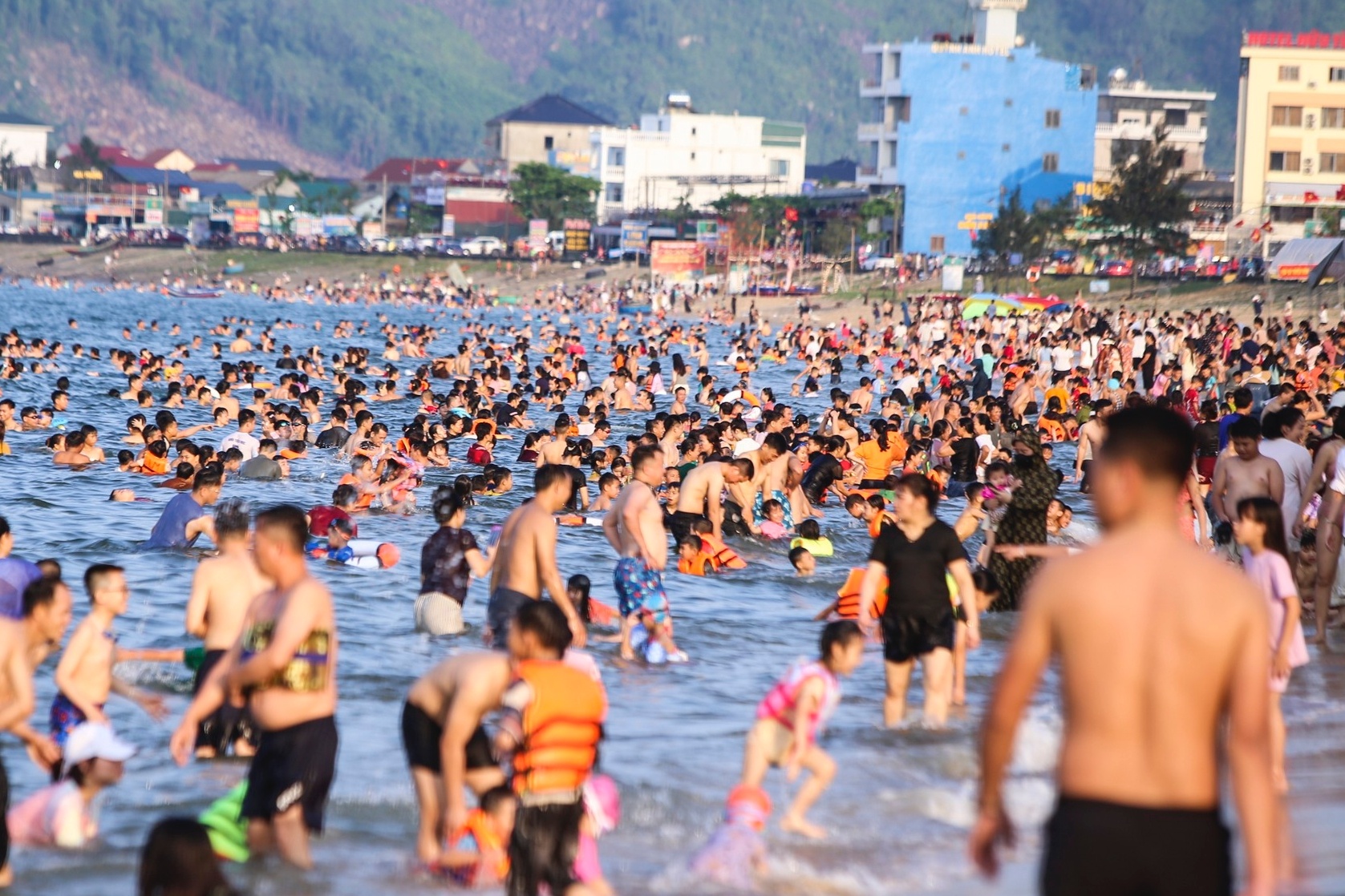 Nghin nghit khach tai bai bien Thien Cam hinh anh