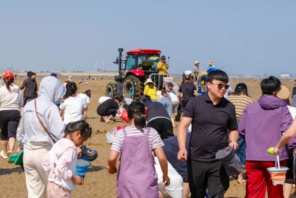 Rai 3 tan ngao ra bai bien o Trung Quoc vi so e khach dip le hinh anh