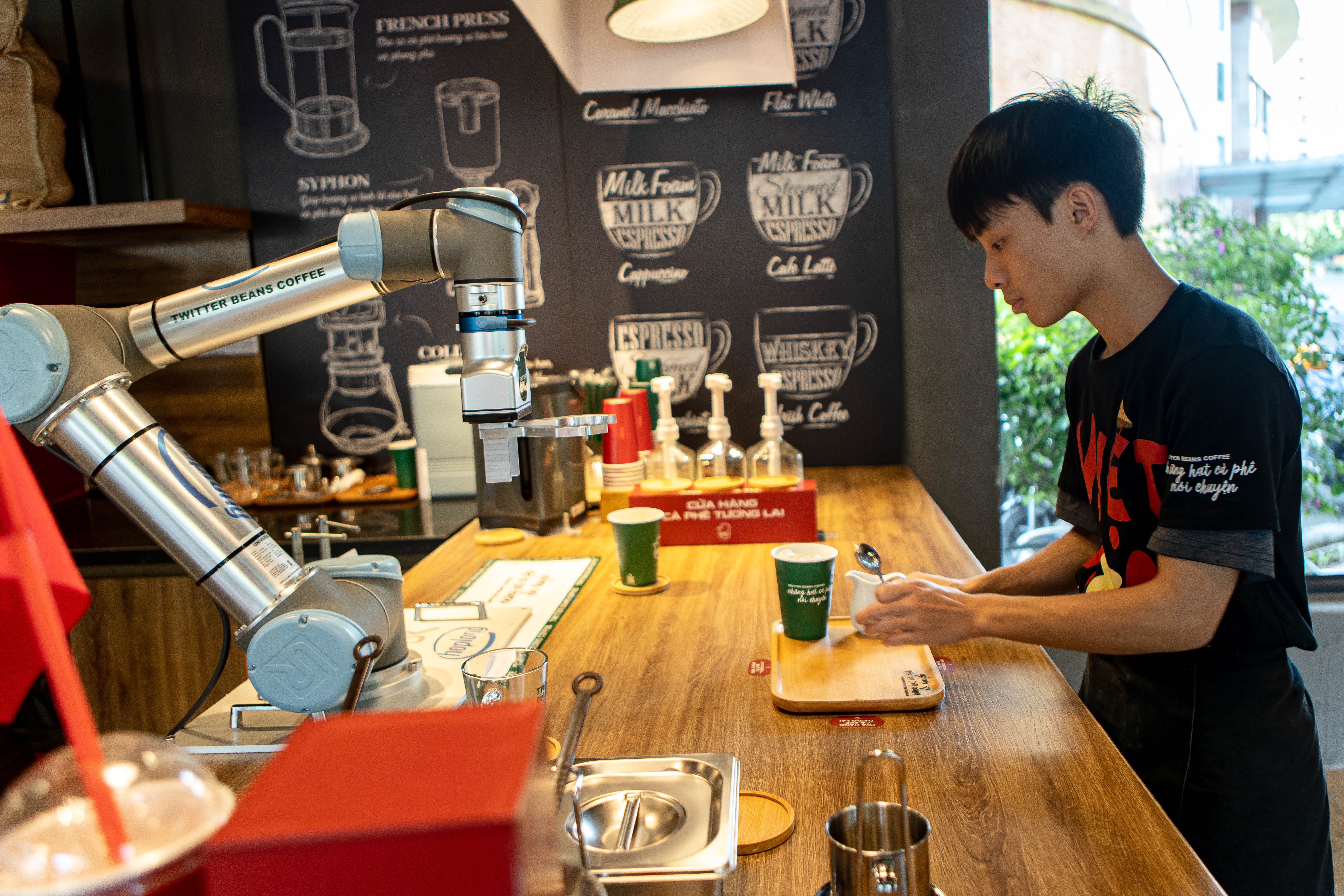 Robot pha ca phe, bung be o Ha Noi hinh anh